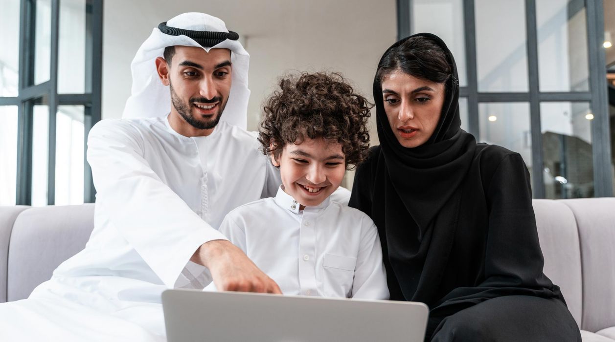 نحن نقدم منصة تعليمية لمساعدة الناس على التعلّم عبر الإنترنت.