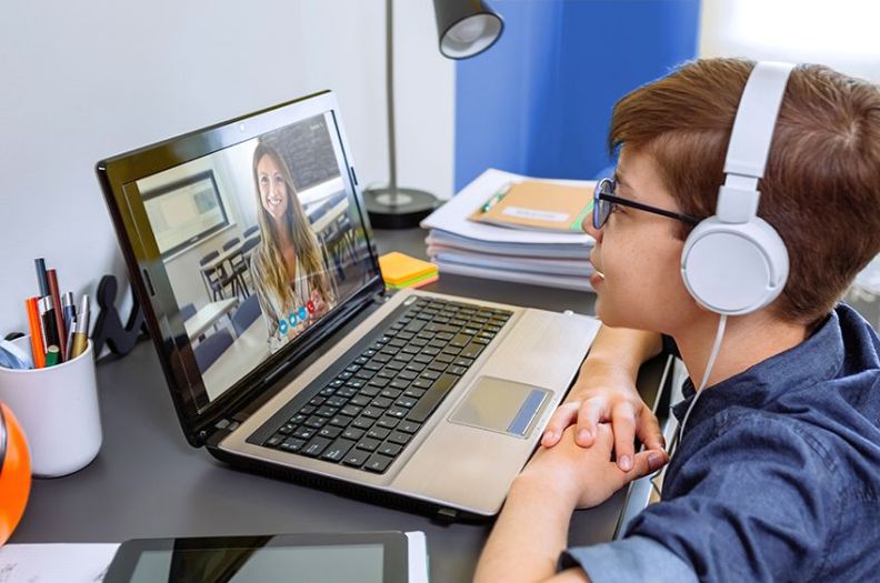 إطلاق العنان لإمكانياتك: مزايا التعليم الخاص الفردي عبر الإنترنت